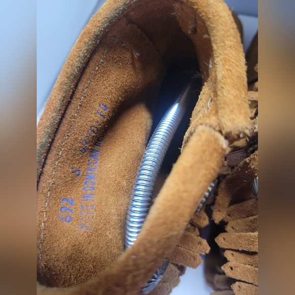 Minnetonka 8 Soft Suede Abkle Boots Double Fringe Studded Rubber Soles Side Zip - Picture 7 of 10